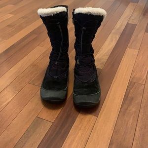 Women’s size 5.5 black Merrell winter boots.